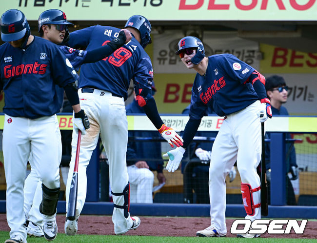 [OSEN=대구, 조은정 기자] 28일 대구삼성라이온즈파크에서 ‘2026 신한 SOL KBO 리그’ 삼성 라이온즈와 롯데 자이언츠의 개막전이 열렸다.개막전 선발 투수로 삼성은 후라도를 롯데는 로드리게스를 내세웠다.7회초 1사 3루에서 롯데 레이예스가 달아나는 좌월 투런포를 날린 뒤 윤동희의 축하를 받고 있다. 2026.03.28 /cej@osen.co.kr