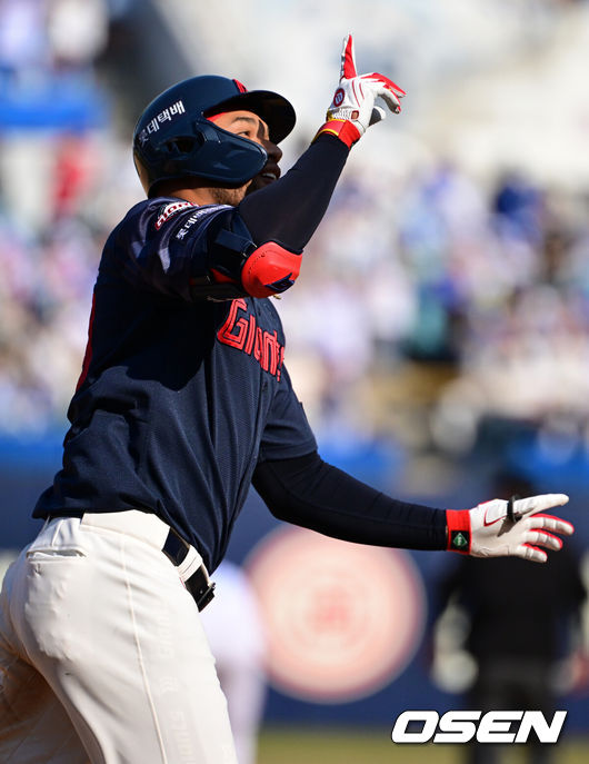 [OSEN=대구, 조은정 기자] 28일 대구삼성라이온즈파크에서 ‘2026 신한 SOL KBO 리그’ 삼성 라이온즈와 롯데 자이언츠의 개막전이 열렸다.개막전 선발 투수로 삼성은 후라도를 롯데는 로드리게스를 내세웠다.7회초 1사 3루에서 롯데 레이예스가 달아나는 좌월 투런포를 날린 뒤 베이스를 돌고 있다. 2026.03.28 /cej@osen.co.kr