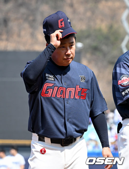 [OSEN=대구, 조은정 기자]시범경기 1위를 차지한 프로야구 롯데 자이언츠가 정규 시즌 개막전을 승리로 장식하며 기분좋게 출발했다.롯데는 28일 대구삼성라이온즈파크에서 열린 삼성 라이온즈와의 원정 경기에서 6-3으로 이겼다.개막식 행사에서 롯데 김태형 감독이 인사를 하고 있다. 2026.03.28 /cej@osen.co.kr