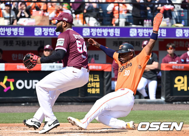 [OSEN=대전, 최규한 기자] 28일 대전 한화생명볼파크에서 ‘2026 신한 SOL KBO리그’ 개막전 한화 이글스와 키움 히어로즈의 맞대결이 열렸다.홈팀 한화는 윌켈 에르난데스, 방문팀 키움은 라울 알칸타라를 선발로 내세웠다. 1회말 2사 2, 3루 상황 한화 강백호 타석 때 3루 주자 페라자가 상대 폭투를 틈타 홈으로 쇄도해 세이프되고 있다. 2025.03.28 / dreamer@osen.co.kr