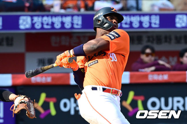 [OSEN=대전, 최규한 기자] 28일 대전 한화생명볼파크에서 ‘2026 신한 SOL KBO리그’ 개막전 한화 이글스와 키움 히어로즈의 맞대결이 열렸다.홈팀 한화는 윌켈 에르난데스, 방문팀 키움은 라울 알칸타라를 선발로 내세웠다. 7회말 2사 1루 상황 한화 페리자가 안타를 날리고 있다. 2025.03.28 / dreamer@osen.co.kr