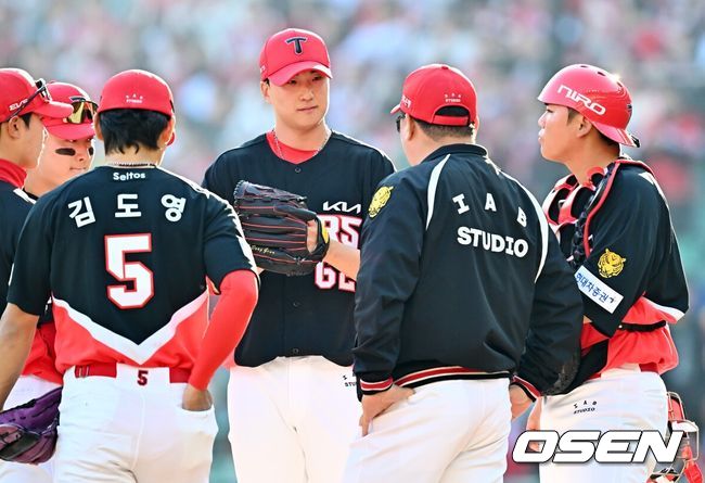 [OSEN=인천, 민경훈 기자] 28일 인천 SSG랜더스필드에서 ‘2026 신한 SOL KBO리그’ SSG 랜더스와 KIA 타이거즈의 개막전이 열렸다.이날 경기에서 SSG은 화이트를, KIA는 네일을 선발로 내세웠다.9회말 1사 2, 3루에서 KIA 이범호 감독이 마운드에 올라가 내야진들이 함께 모인 가운데 정해영과 대화를 나누고 있다. 2026.03.28/ rumi@osen.co.kr