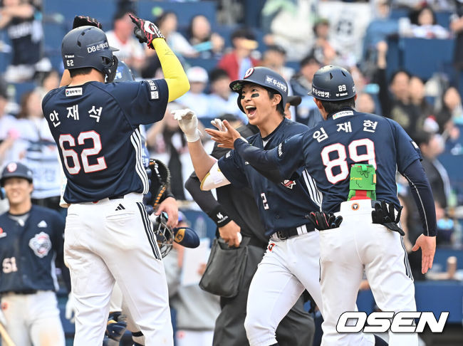[OSEN=창원, 이석우 기자] 29일 창원NC파크에서 2026 신한 SOL KBO 리그 NC 다이노스와 두산 베어스의 경기가 열렸다. 홈팀 NC는 테일러가, 방문팀 두산은 곽빈이 선발 출전했다. 두산 베어스 김민석이 8회초 1사 1,2루 우중월 역전 3점 홈런을 치고 하이파이브를 하고 있다. 2026.03.29 / foto0307@osen.co.kr