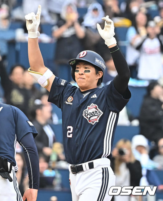 [OSEN=창원, 이석우 기자] 29일 창원NC파크에서 2026 신한 SOL KBO 리그 NC 다이노스와 두산 베어스의 경기가 열렸다. 홈팀 NC는 테일러가, 방문팀 두산은 곽빈이 선발 출전했다. 두산 베어스 김민석이 8회초 1사 1,2루 우중월 역전 3점 홈런을 치고 세리머니를 하고 있다. 2026.03.29 / foto0307@osen.co.kr