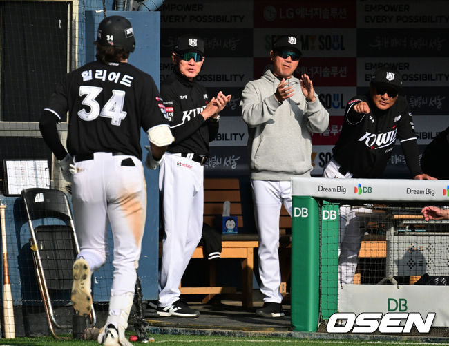 [OSEN=잠실, 지형준 기자] 프로야구 KT 위즈가 우승팀LG 트윈스를 꺾고 개막전 승리를 거뒀다.KT는28일 서울 잠실구장에서 열린 2026 KBO리그 개막전 LG와 경기에서 장단 18안타를 폭발시키며 11-7로 승리했다.KT는 역대 6번째 개막전 선발 전원 안타 진기록을 세웠다. 7회초 2사 2루에서 KT 힐리어드가 투런포를 날리며 이강철 감독을 비롯한 코칭스태프와 기뻐하고 있다. 2026.03.28/ jpnews@osen.co.kr