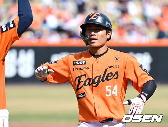[OSEN=대전, 최규한 기자] 29일 대전 한화생명볼파크에서 ‘2026 신한 SOL KBO리그’ 한화 이글스와 키움 히어로즈의 경기가 열렸다.홈팀 한화는 왕옌청, 방문팀 키움은 하영민을 선발로 내세웠다. 2회말 2사 2, 3루 상황 한화 오재원이 역전 2타점 적시타를 날리고 1루에 안착해 기뻐하고 있다. 2025.03.29 / dreamer@osen.co.kr