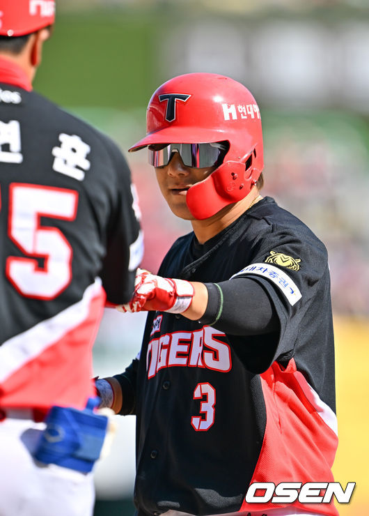 [OSEN=인천, 민경훈 기자] 28일 인천 SSG랜더스필드에서 ‘2026 신한 SOL KBO리그’ SSG 랜더스와 KIA 타이거즈의 개막전이 열렸다.이날 경기에서 SSG은 화이트를, KIA는 네일을 선발로 내세웠다.5회초 무사 주자 만루 KIA 김선빈이 우익수 앞 2타점 적시타를 때린 후 1루에서 기뻐하고 있다. 2026.03.28/ rumi@osen.co.kr