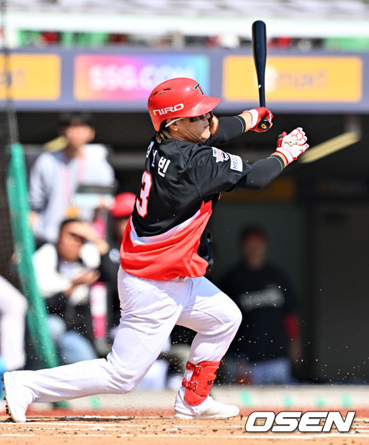 [OSEN=인천, 민경훈 기자] 28일 인천 SSG랜더스필드에서 ‘2026 신한 SOL KBO리그’ SSG 랜더스와 KIA 타이거즈의 개막전이 열렸다.이날 경기에서 SSG은 화이트를, KIA는 네일을 선발로 내세웠다.1회초 1사 주자 1,3루 KIA 김선빈의 3루수 앞 땅볼 타구를 때리며 1타점을 올리고 있다. 2026.03.28/ rumi@osen.co.kr