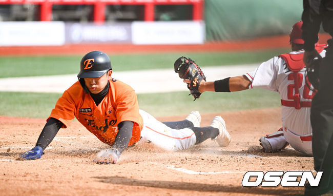 [OSEN=인천, 박준형 기자] 11일 오후 인천 SSG랜더스필드에서 ‘2025 신한 SOL BANK KBO리그’ SSG 랜더스와 한화 이글스의 시범경기가 진행됐다.이날 SSG은 정동윤을, 한화는 와이스를 선발투수로 내세웠다. 4회초 1사 1,3루 한화 황영묵의 타석때 3루 주자 임종찬이 더블스틸로 홈에 슬라이딩하며 득점 올리고 있다.      2025.03.11 / soul1014@osen.co.kr