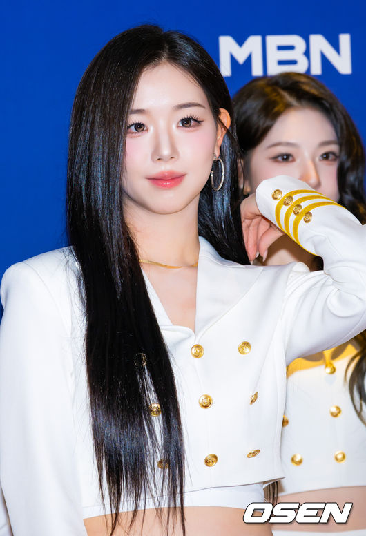 [OSEN=민경훈 기자] 15일 오후 서울 송파구 올림픽공원 KSPO돔에서 '33주년 한터뮤직어워즈 2025' 레드카펫 행사가 열렸다. 이 행사에는 MC 이찬원-티파니 영과 함께 그룹 트리플에스, 아르테미스, 루시, 아이덴티티, 나우즈, 에잇턴, 빌리, 황가람, 손태진, 포레스텔라, 윙, 하츠투하츠, 싸이커스, 위아이, 박지현, 김희재, 펜타곤, 이영지, 이창섭, 윤종신 등이 참석했다.트리플에스 (tripleS) 김채연이 입장하며 포즈를 취하고 있다. 2026.02.15 / rumi@osen.co.kr