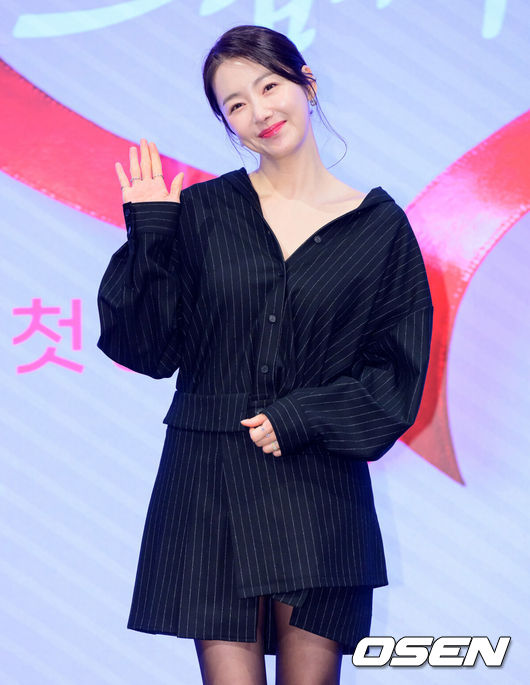 [OSEN=지형준 기자] 28일 오후 서울 신도림 더세인트에서 KBS 2TV 새 주말드라마 ‘사랑을 처방해 드립니다’ 제작발표회가 열렸다.오는 31일 오후 8시 첫 방송 예정인 ‘사랑을 처방해 드립니다’는 30년 동안 악연으로 얽혔던 두 집안이 오해를 풀고 서로의 상처를 보듬으며, 결국 하나의 가족으로 다시 태어나는 패밀리 메이크업 드라마다.배우 소이현이 포토타임을 하고 있다. 2026.01.28 /jpnews@osen.co.kr