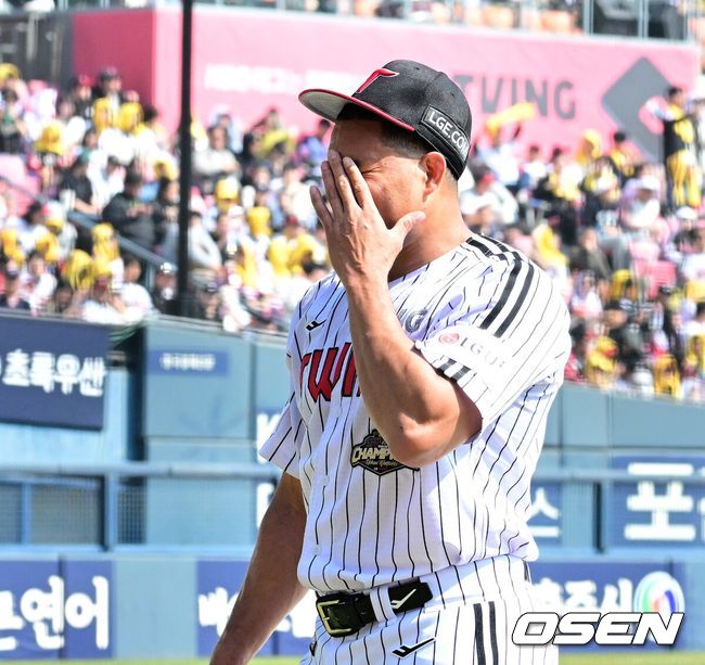 [OSEN=잠실, 지형준 기자]1회초 수비를 마치고 6실점을 허용한 LG 치리노스가 아쉬워하고 있다. 2026.03.28/ jpnews@osen.co.kr