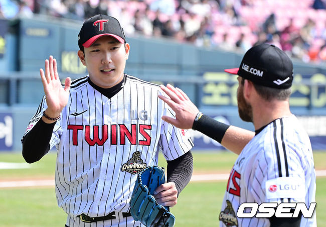 [OSEN=잠실, 지형준 기자] 24일 서울 잠실야구장에서 ‘2026 신한 SOL KBO리그’ LG 트윈스와 키움 히어로즈의 시범경기가 열렸다.KBO리그 시범경기는 이날 마지막으로 마치고 오는 28일 잠실(KT-LG), 대전(키움-한화), 문학(KIA-SSG), 대구(롯데-삼성), 창원(두산-NC) 구장에서 2연전으로 대장정의 막을 올린다.1회초 수비를 마친 LG 손주영이 오스틴과 하이파이브를 하고 있다. 2026.03.24/ jpnews@osen.co.kr