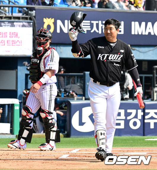 [OSEN=잠실, 지형준 기자] 28일 서울 잠실야구장에서 2026 신한 SOL KBO리그 개막전 LG 트윈스와 KT 위즈의 경기가 열렸다. 1회초 1사에서 KT 김현수가 LG 팬들에게 인사를 하고 있다. 2026.03.28/ jpnews@osen.co.kr
