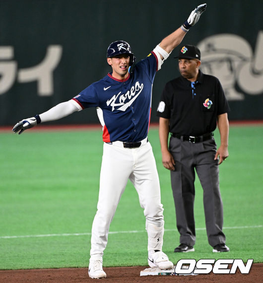 [OSEN=도쿄(일본), 손용호 기자] 9일 일본 도쿄돔에서 월드베이스볼클래식(WBC) 조별리그 C조 한국과 호주의 경기가열렸다.C조는 일본이 3승으로 조 1위를 확정, 8강에 진출했다. 호주가 2승 1패, 대만이 2승 2패, 한국이 1승 2패, 체코는 3패다.한국 WBC 대표팀이 8강에 진출하려면 호주에 2점 이하로 실점하면서 5점 차 이상으로 승리해야만 한다.8회초 무사에서 한국 셰이 위트컴이 좌전 2루타를 치고 환호하고 있다. 2026.03.09/spjj@osen.co.kr