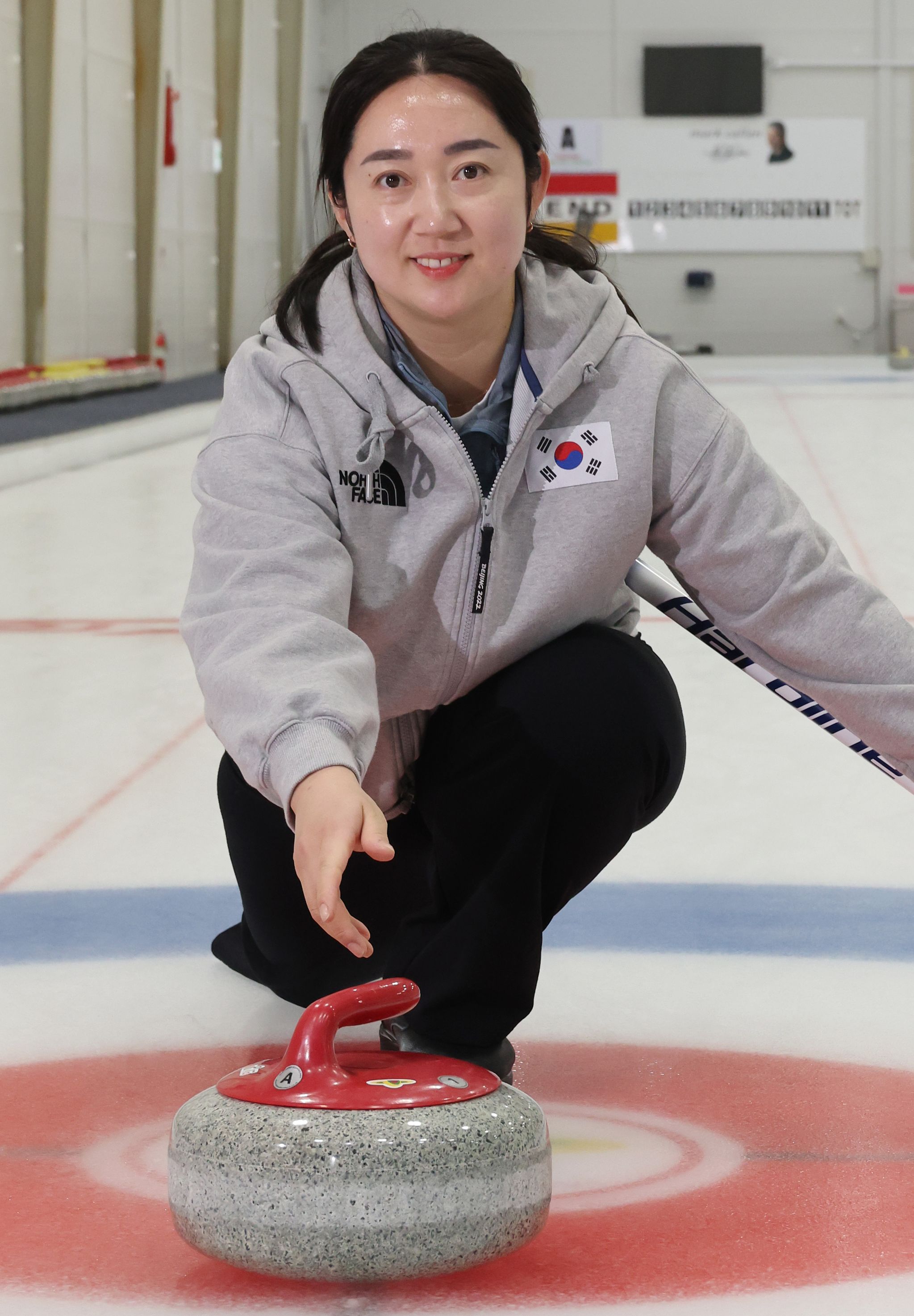 2018년 평창 올림픽 컬링 열풍 주인공 김영미는 최근 은퇴를 선언했다. 고향 의성초 코치로 새출발한다. 송봉근 객원기자
