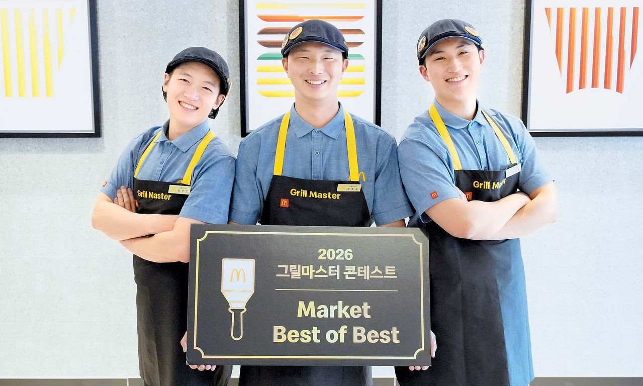  지난 25일 진행된 맥도날드 ‘2026 그릴 마스터 콘테스트’ 결승전에서 우승을 차지한 ‘부산온천SK DT점’ 3인방. 이들은 맥도날드만의 ‘표준’, 기본 매뉴얼에 기반을 둔 정교한 품질 관리 능력으로 높은 점수를 받았다. [사진 맥도날드]
