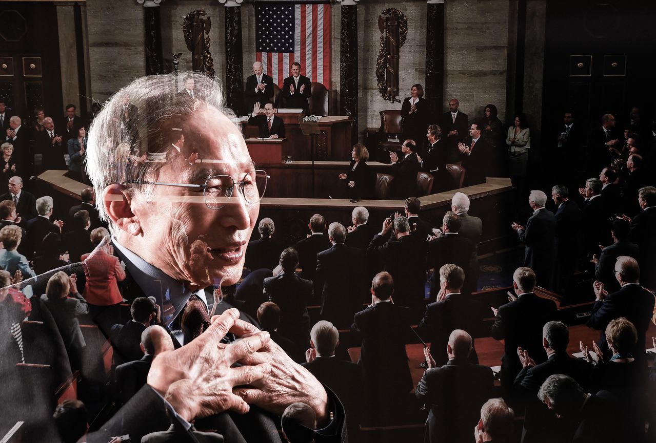 이명박 전 대통령이 20일 서울 서초동 개인 사무실에서 중앙일보와 인터뷰하고 있다. 사진은 2011년 미국 의회 상·하원 합동 회의에서 기립박수를 받는 사진과 이 전 대통령을 다중 촬영한 것이다. 권혁재 사진전문기자