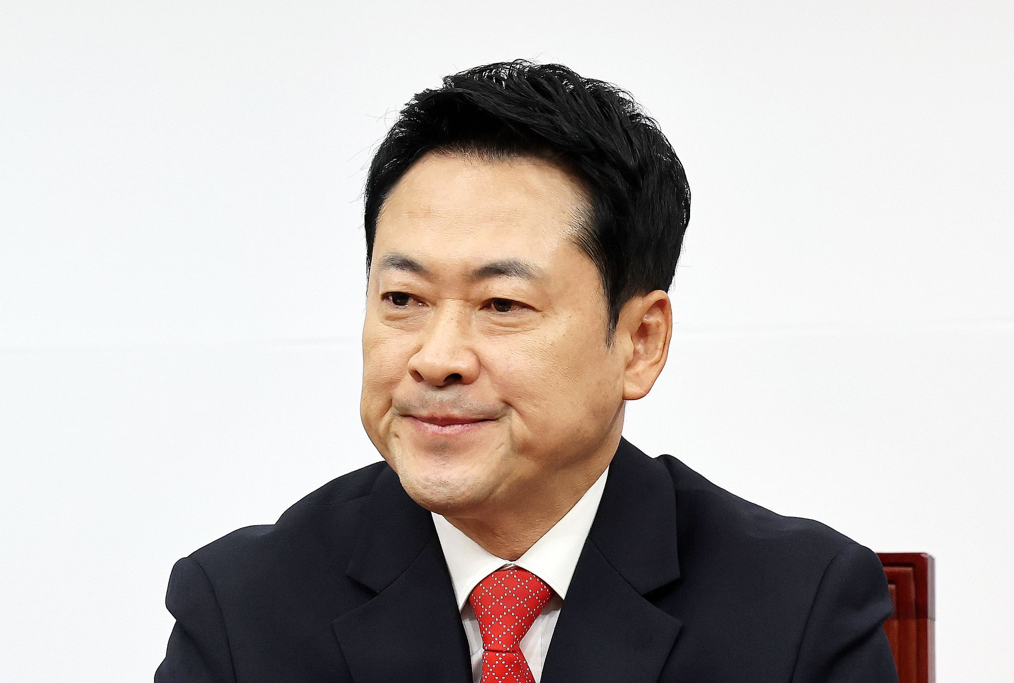 장동혁 국민의힘 대표가 30일 서울 여의도 국회에서 열린 최고위원회의에 참석해 생각에 잠겨 있다. 뉴스1