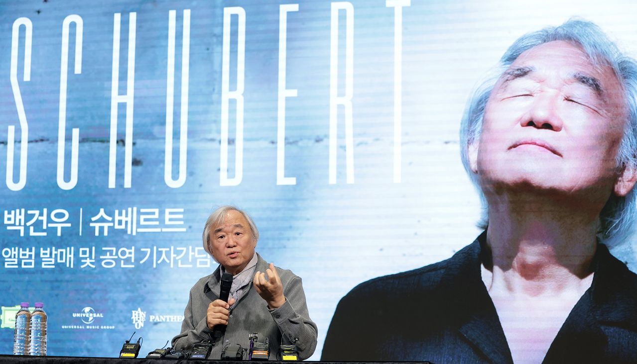 피아니스트 백건우(80)가 30일 서울 영등포구 신영체임버홀에서 가진 데뷔 70주년 기자간담회에서 취재진 질문에 답하고 있다. [사진 뉴스1]