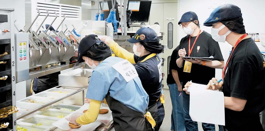 ‘그릴 마스터 콘테스트’는 표준화된 품질이 현장에서 어떻게 구현되는지 확인하고 공유하는 자리다. 사진은 콘테스트에서 메뉴를 조리 중인 참가자들.