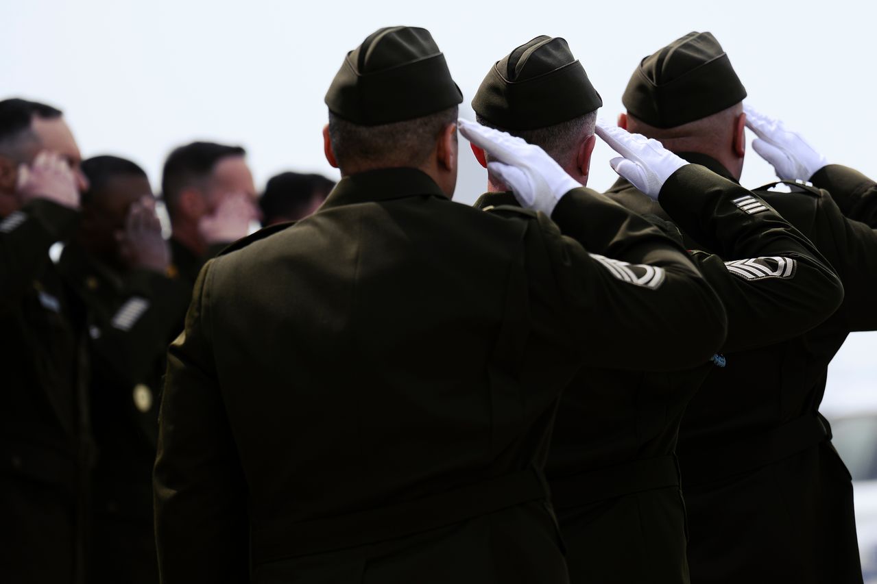 지난 20일 미국 켄터키주 포트녹스의 갓맨 육군 비행장에서 열린 미 육군 하사 유해 운구식에서 장병들이 경례하고 있다. AP=연합뉴스