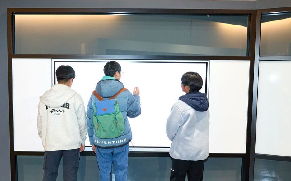 교사 목소리를 글로 써 주고 수업 내용 요약하는 등 학습을 돕는 인공지능(AI) 칠판을 체험하는 소중 학생기자단.