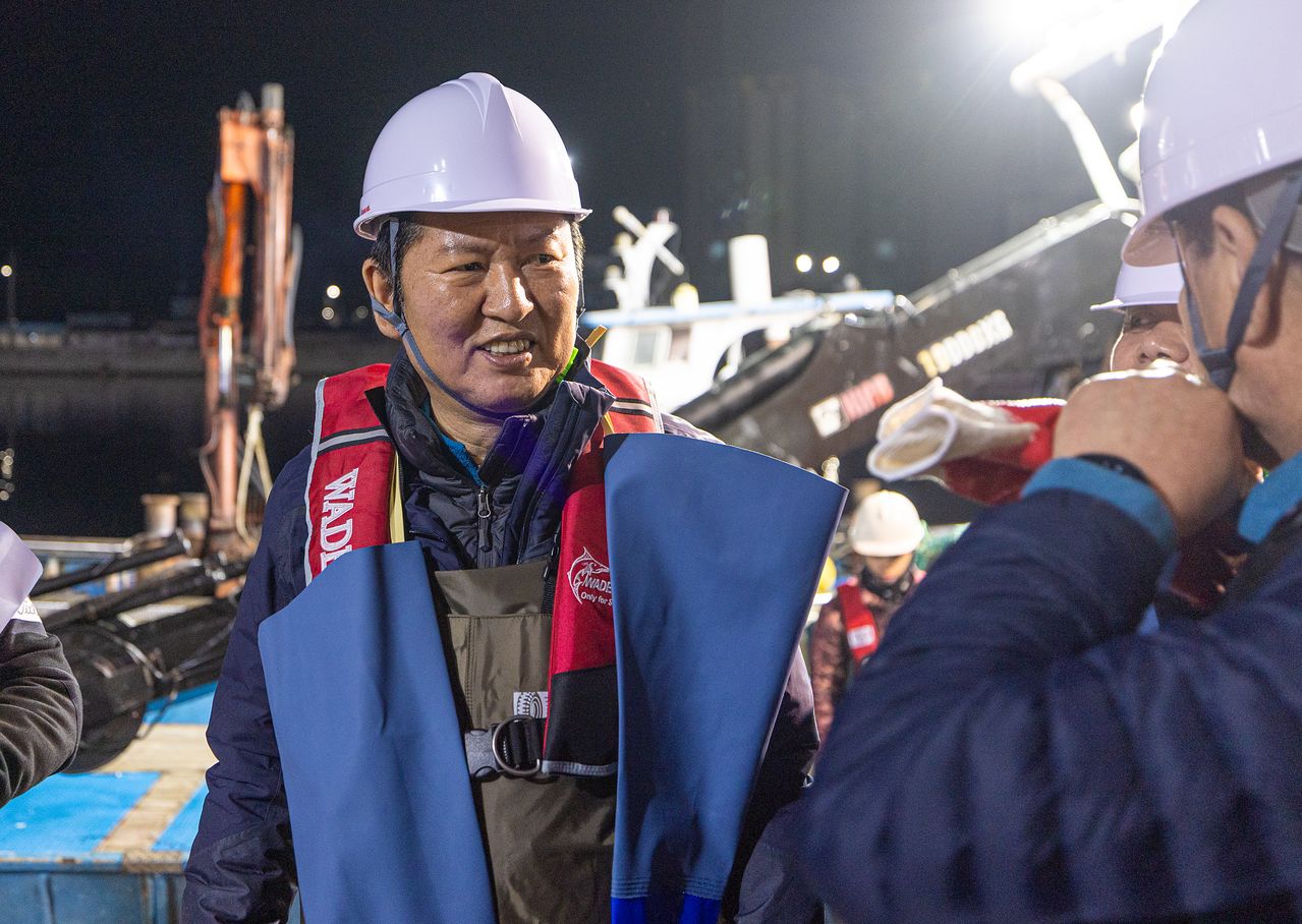 정청래 더불어민주당 대표가 지난 28일 새벽 경북 영덕 앞바다에서 대게잡이를 하던 중 어민과 대화하고 있다. 연합뉴스 