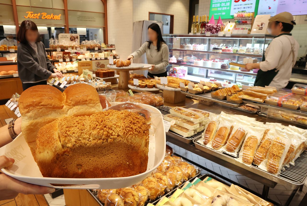 양산 빵을 만드는 제빵공장이 아닌 동네 빵집은 보존제를 거의 안 쓴다. 갓 구운 빵으로 당일 판매를 원칙으로 하기 때문이다. [연합뉴스]