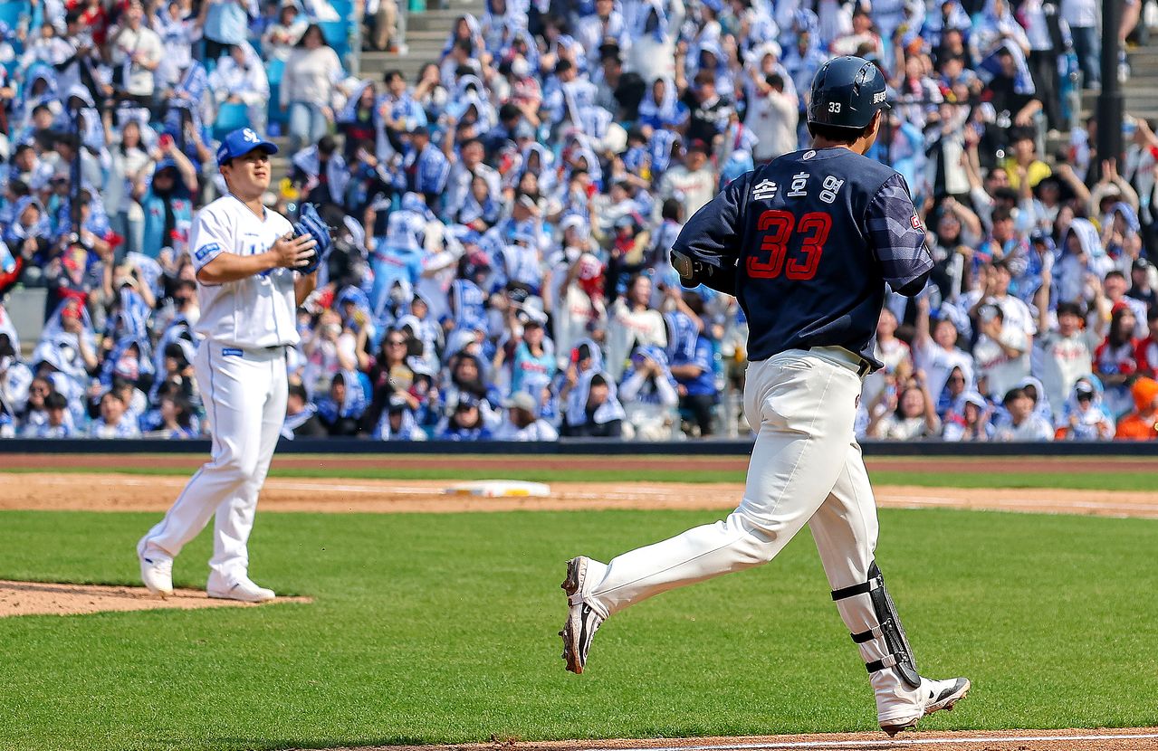 프로야구 롯데 손호영이 29일 대구에서 열린 삼성과 경기에서 홈런을 친 뒤 그라운드를 돌고 있다. 그는 이날만 솔로 홈런 2방을 터트리면서 롯데의 개막 2연승에 앞장섰다. 손호영은 “마음 먹고 돌려봤는데 넘어갔다”며 미소 지었다. [뉴시스]
