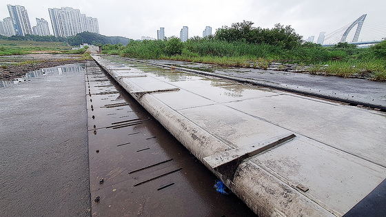 세종시 금강 세종보. 문재인 정부 당시 보를 개방한 이후 7년째 방치되고 있다. 중앙포토