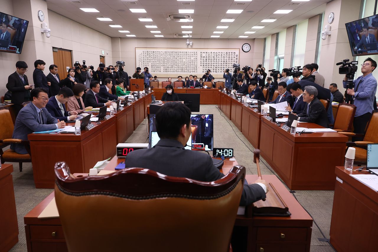 김용민 국회 법제사법위원장 직무대리가 30일 서울 여의도 국회에서 열린 법사위 전체회의를 주재하고 있다. 뉴시스
