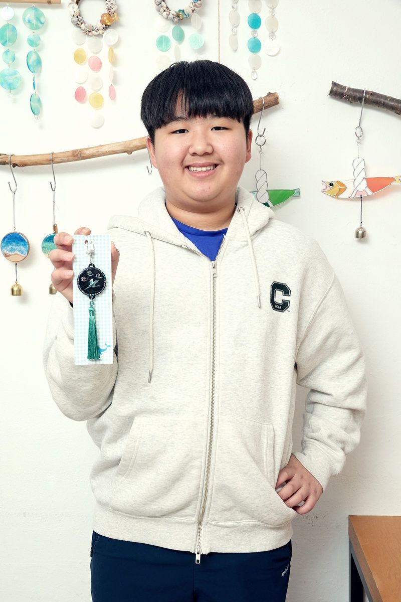 자개로 장식한 운학문이 녹색 장식술과 만난 이시온 학생기자의 노리개 키링. 