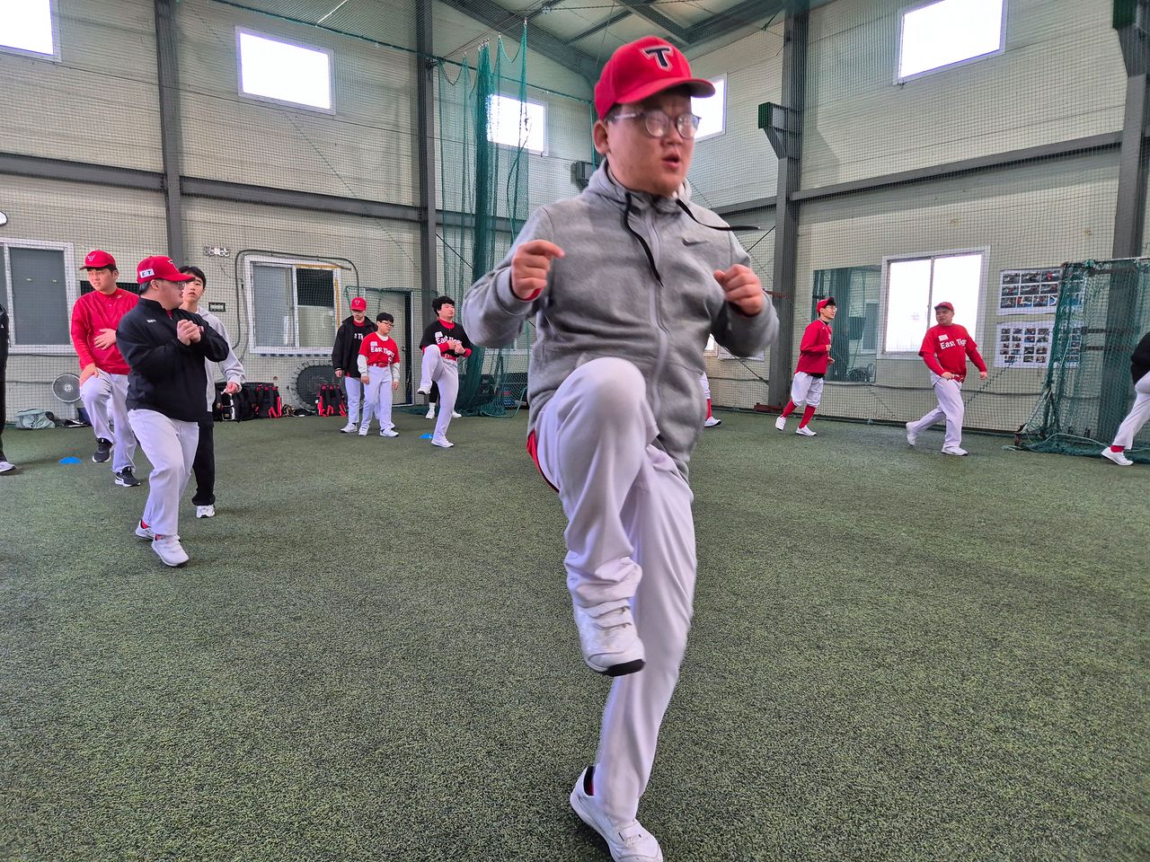 지난 28일 오전 광주광역시 북구 한 실내 야구연습장에서 발달장애인들로 구성된 E.T야구단 소속 선수들이 훈련하고 있다. 황희규 기자