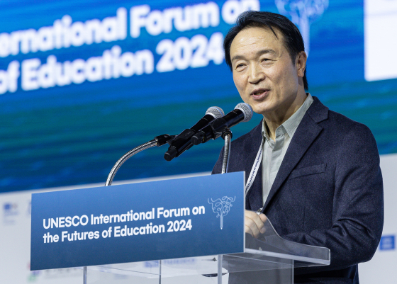지난해 12월 경기 수원 영통구 수원컨벤션센터에서 열린 2024 유네스코 교육의 미래 국제포럼에서 임태희 경기교육감이 개회사를 하고 있다. 뉴스1