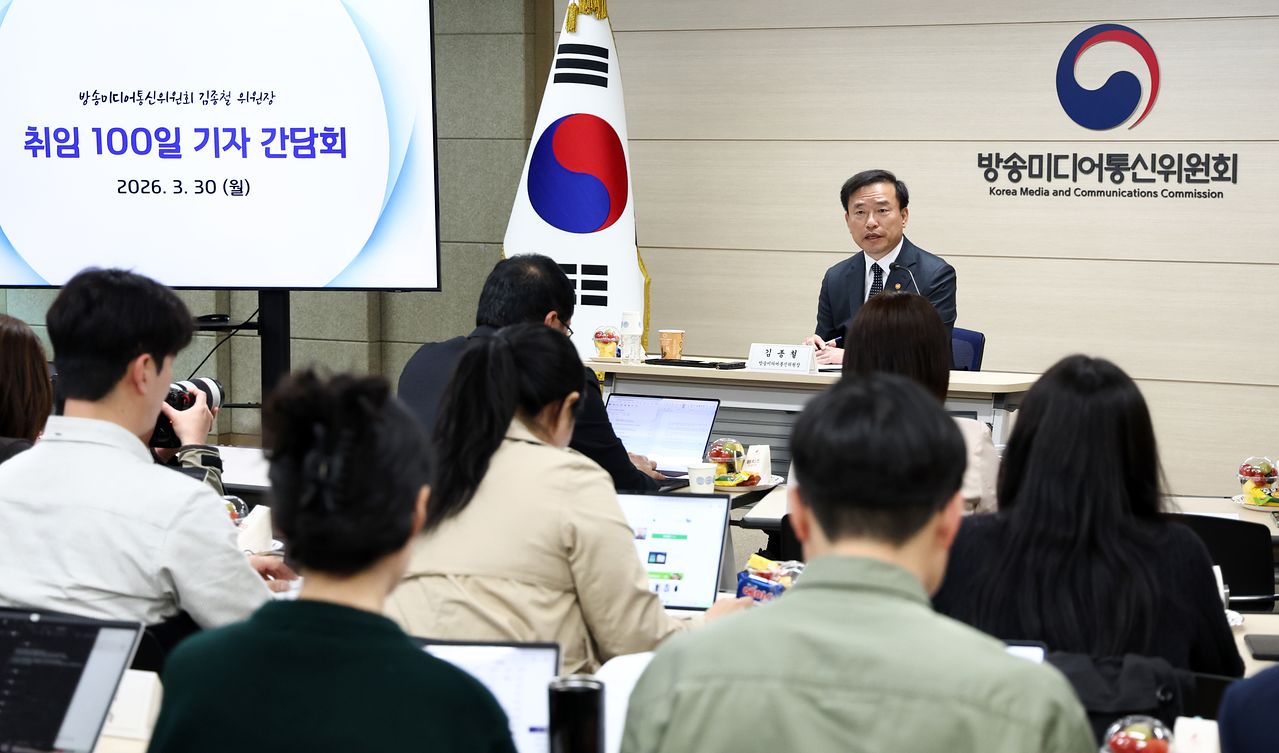 김종철 방송미디어통신위원회 위원장이 30일 오후 경기 과천시 정부과천청사에서 열린 취임 100일 기자간담회에서 기자의 질문에 답하고 있다. 뉴스1