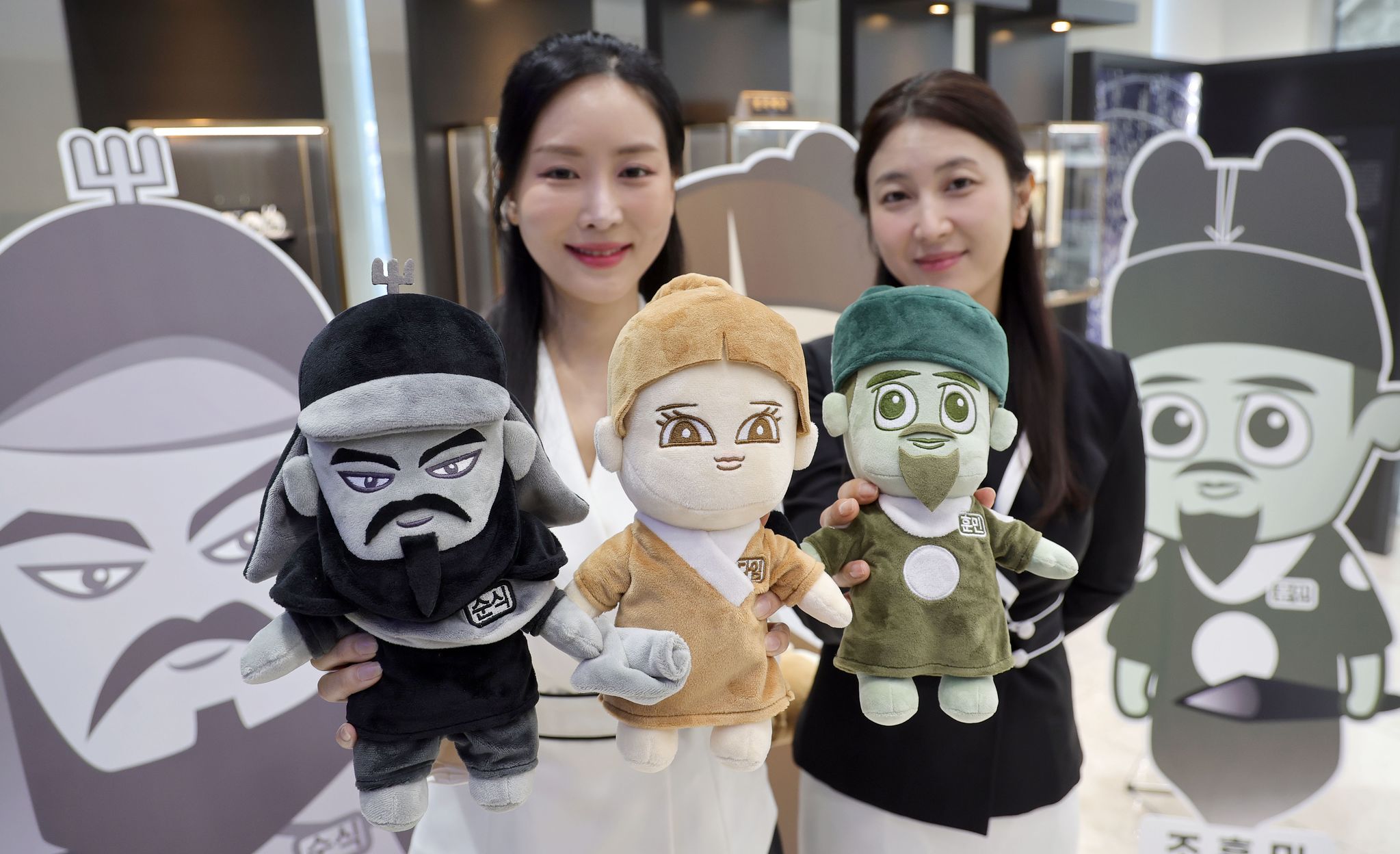 한국조폐공사는 30일 오전 서울 마포구 '화폐제품판매관'에서 MZ세대를 겨냥한 마케팅 캐릭터 '조팸스'를 공개했다. 왼쪽부터 화폐에 담긴 위인을 형상화한 조순식(이순신 장군), 조다임(신사임당), 조훈민(세종대왕). 강정현 기자