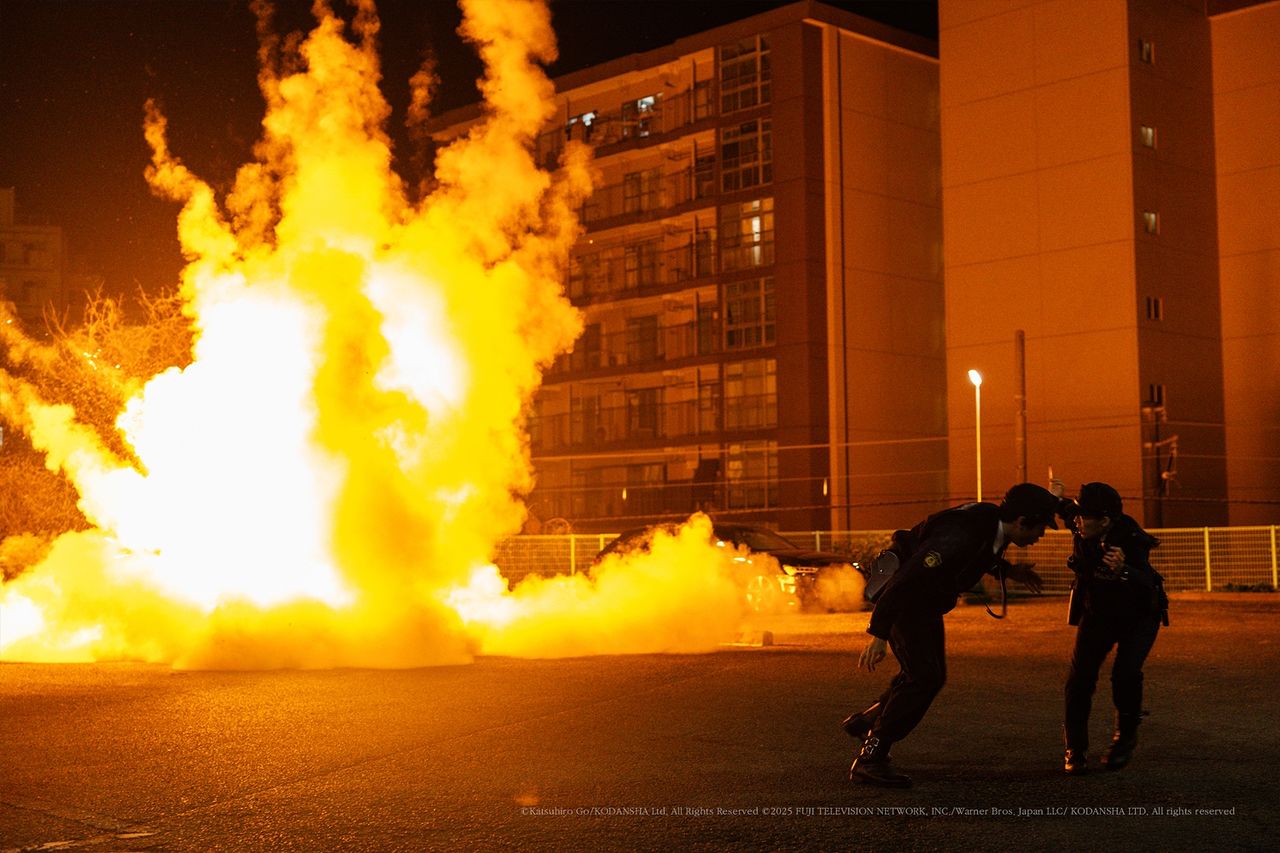 영화 '폭탄'의 한 장면. 도쿄의 한 주택가에서 연쇄폭발테러범이 설치한 폭탄이 터지고 있다. 사진 블루라벨픽쳐스 