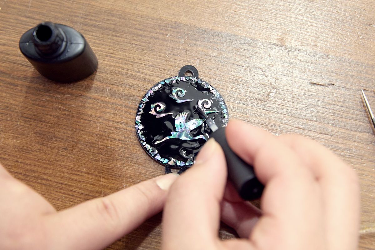 플라스틱판의 테두리에 분패를 추가하면 멋스러움이 더 살아난다.