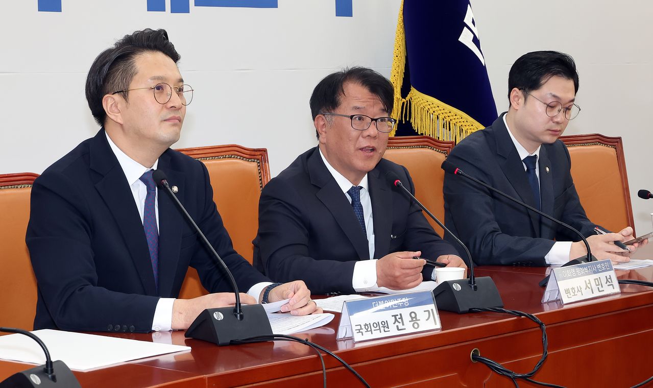 쌍방울 대북송금 사건 당시 이화영 전 경기도 평화부지사 변호인이었던 서민석 변호사가 29일 국회에서 당시 박상용 검사와 통화를 한 녹취록을 공개하며 발언하고 있다. 왼쪽부터 더불어민주당 전용기 의원, 전 이화영 평화부지사 변호인 서민석, 김동아 의원. 연합뉴스 