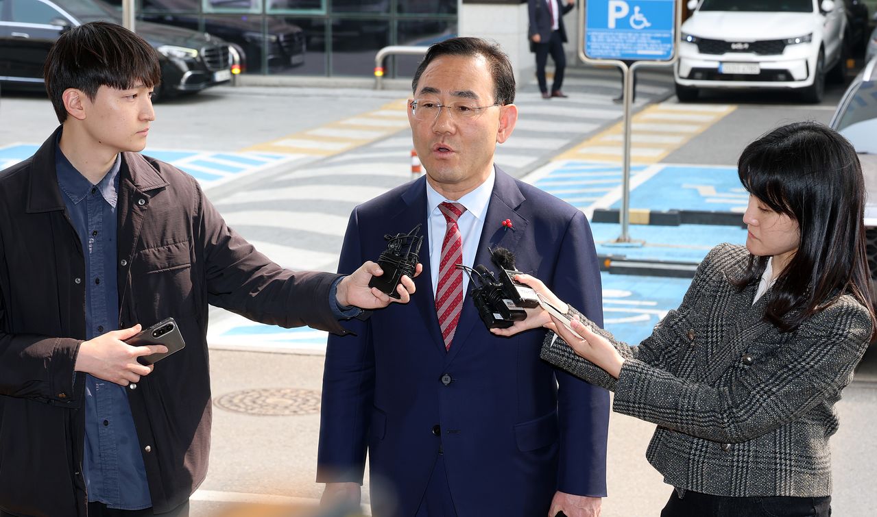 주호영 국회부의장이 27일 서울 양천구 서울남부지방법원에서 자신을 6·3 지방선거 공천에서 배제(컷오프)한 국민의힘 공천관리위원회 결정 효력을 정지해 달라며 낸 가처분 신청 심문에 출석하며 취재진 질문에 답하고 있다. 연합뉴스