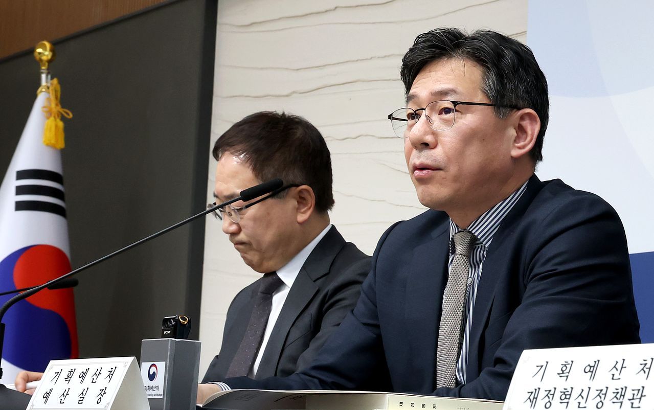 조용범 기획예산처 예산실장(오른쪽)이 지난 26일 세종시 정부세종청사에서 2027년도 예산안 편성지침 및 기금운용계획안 작성지침 내용을 발표하고 있다. 뉴스1