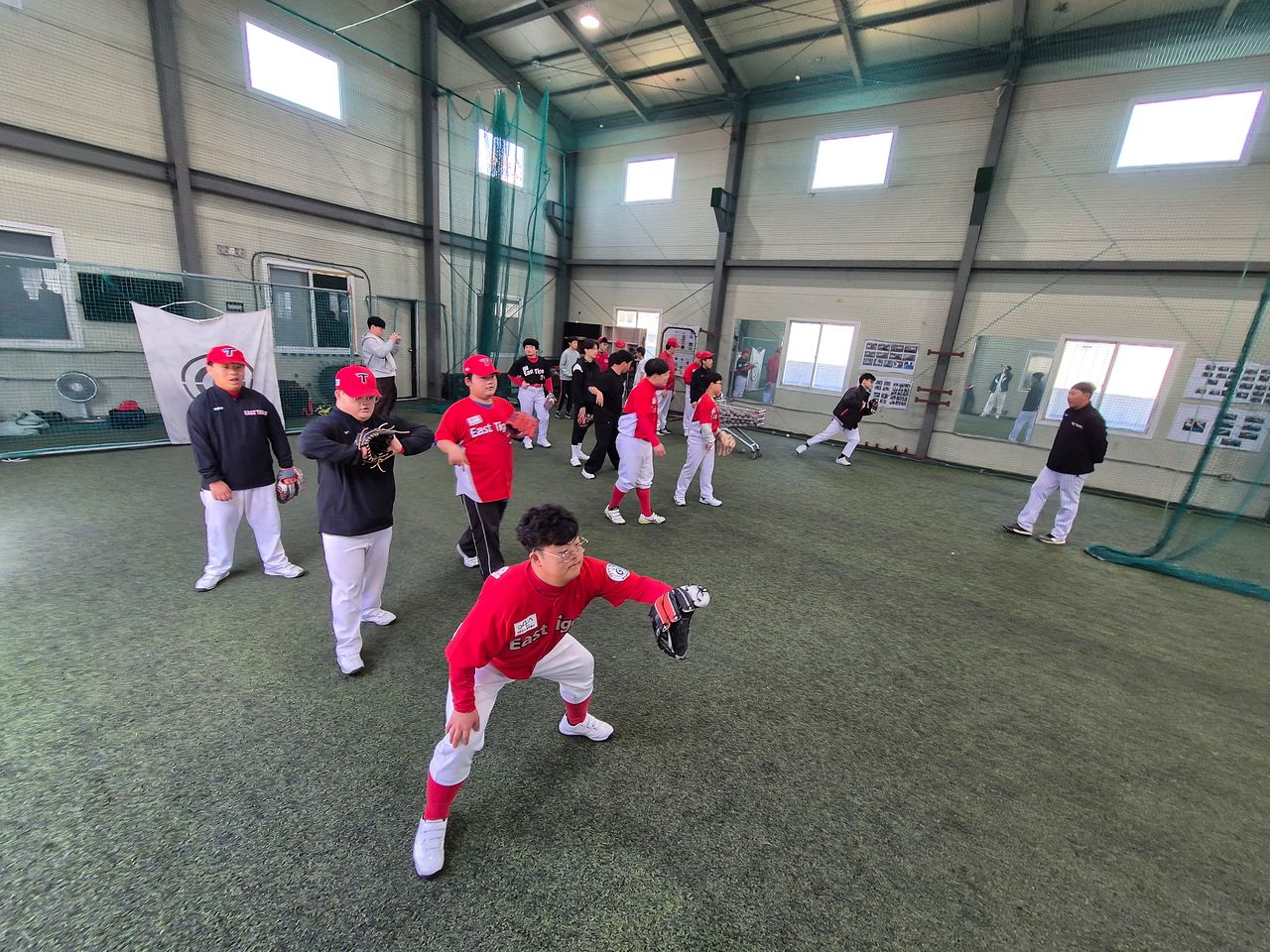 지난 28일 오전 광주광역시 북구 한 실내 야구연습장에서 발달장애인들로 구성된 E.T야구단 소속 선수들이 훈련하고 있다. 황희규 기자