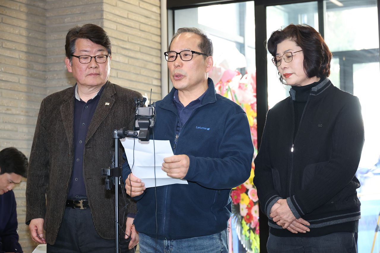 국민의힘 서울 마포갑 광역 ·기초의원들이 30일 기자회견을 열고 조정훈 당협위원장과 핵심관계자들의 비리 의혹을 제기하며 서울시당에 조사를 요구했다. 왼쪽부터 강동오 마포구의원, 소영철 서울시의원, 오옥자 마포구의원. 뉴시스