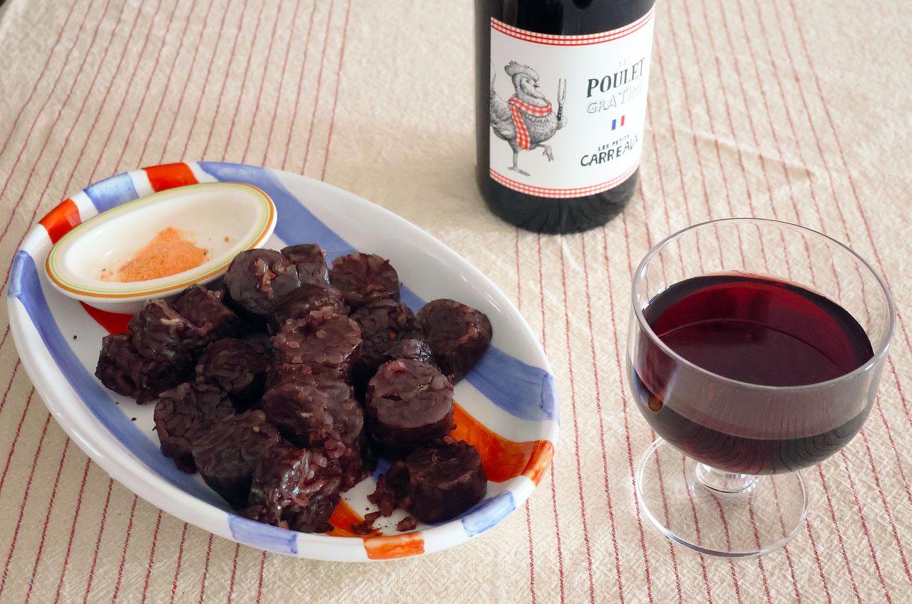  순대는 묵직한 레드 와인과 함께 먹는 게 좋다. 달큼한 과일 향이 순대의 감칠맛을 끌어올리고, 후추와 흙 내음이 내장 특유의 냄새를 잡아준다. 사진 이영지