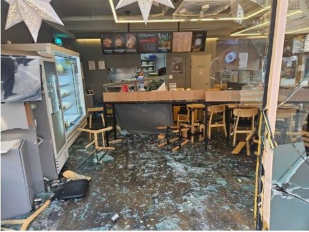 지난 27일 서울 강남 압구정역 인근 골목에서 80대 운전자가 몰던 차량이 돌진해 부서진 식당. 사진 강남경찰서