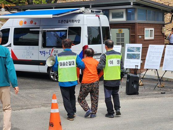 지난 4월 26일 경북 영주시 풍기읍 삼가리마을에서 마을순찰대가 주민 대피 모의 훈련을 하고 있다. 사진 경북도