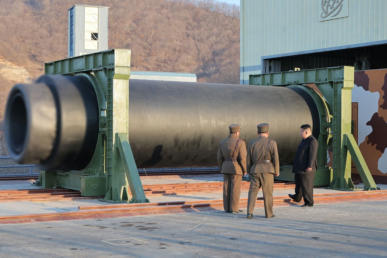 노동신문은 29일 김정은이 “탄소섬유 복합재료를 이용한 대출력 고체 발동기(엔진) 지상분출시험을 참관했다”고 전했다. 신문은 엔진의 최대 추진력을 2500kN이라고 밝혔는데 지난해 9월 시험 1971kN보다 26% 높아졌다. [노동신문=뉴스1]