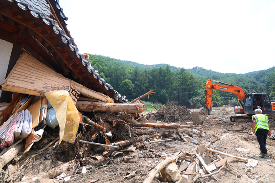 2023년 7월 30일 경북 봉화군 춘양면 학산리 한 주택이 산사태로 무너진 채 남아 있다. 연합뉴스