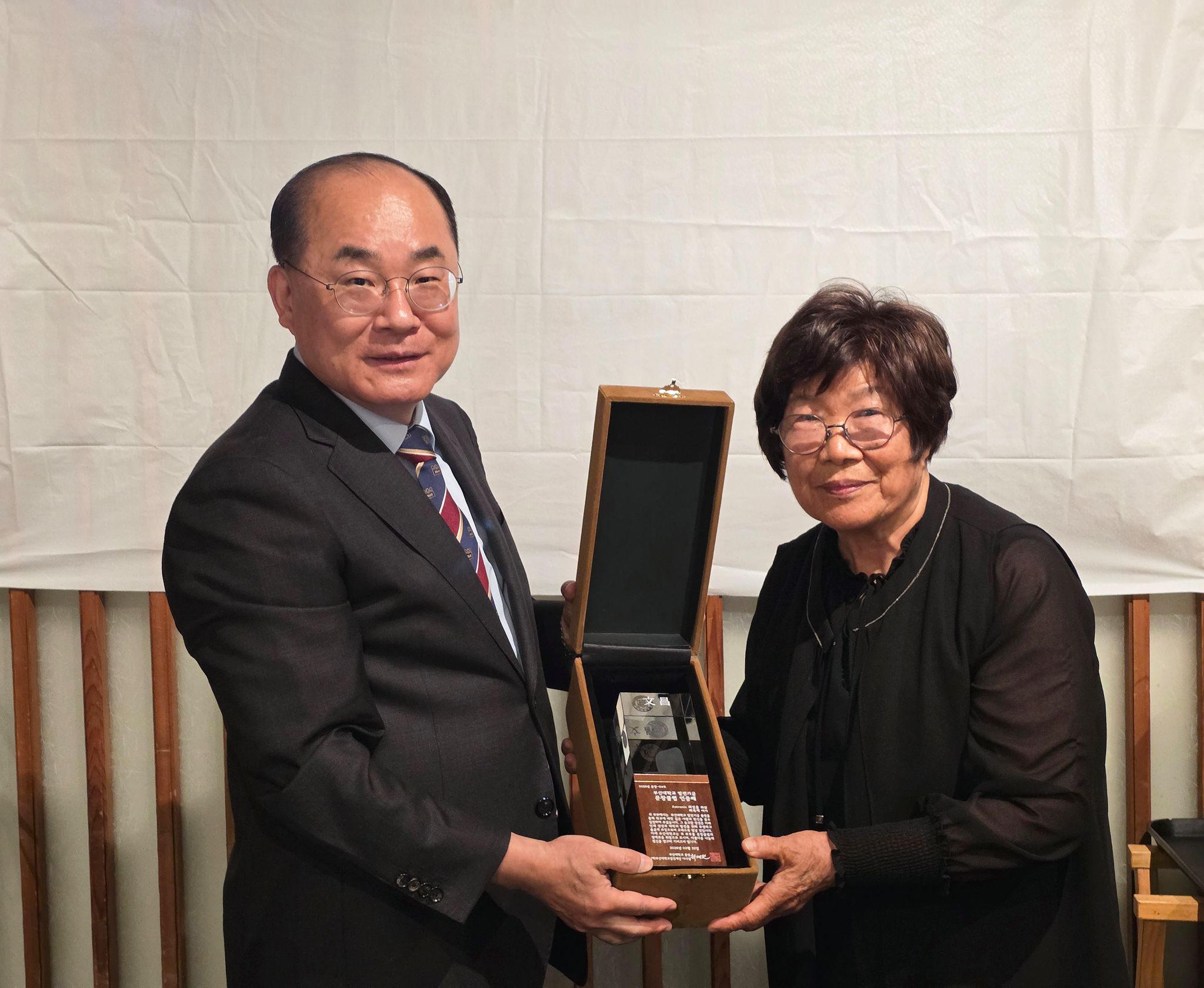 지난 3월 26일 미국 현지에서 열린 최옥계 동문(오른쪽) 기금출연 약정식. 왼쪽은 부산대 최재원 총장.